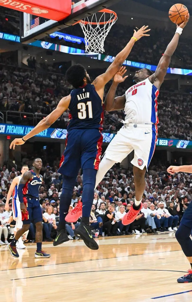 虎扑电竞官方入口-举火烧天！NBA官方晒杜伦单臂隔扣阿伦的定格画面